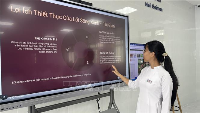 Học sinh tìm kiếm sách và thông tin bằng việc tương tác qua màn hình điện tử thông minh tại thư viện. (Ảnh: Văn Dũng/TTXVN)